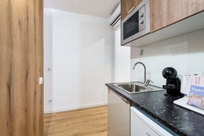 Refrigerador, microondas, cafetera y tetera y tostadora 