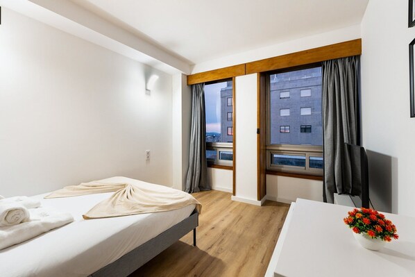 1 dormitorio, tabla de planchar con plancha, Internet y ropa de cama