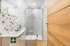 Shower, hair dryer, towels, soap - GuestReady - Practical city hideout in Gaia (B) (Vila Nova de Gaia)