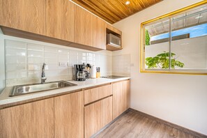 Geladeira, micro-ondas, cooktop, cafeteira/chaleira