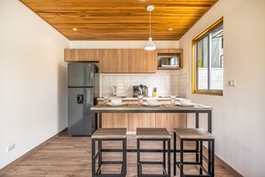 Réfrigérateur, micro-ondes, plaque de cuisson, cafetière/bouilloire