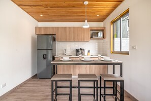 Een koelkast, een microgolfoven, een kookplaat