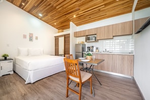 8 bedrooms, iron/ironing board, internet, bed sheets
