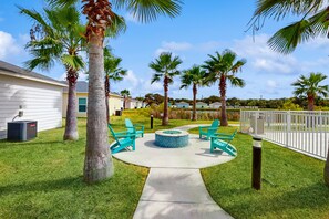 Terrace/patio - Cozy coastal home with shared pool, stocked fishing pond - patio & BBQ (Rockport)