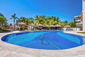 Pool - Bright coastal apartment with pool, balcony & beach access close by (Nuevo Vallarta)