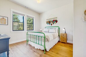 3 bedrooms, internet, bed sheets, wheelchair access