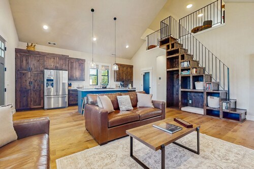 Charming new-build mountain retreat with panoramic views, gas fire table, trails