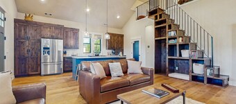 Charming new-build mountain retreat with panoramic views, gas fire table, trails