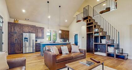 Charming new-build mountain retreat with panoramic views, gas fire table, trails