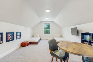 3 quartos, acesso à internet, roupa de cama