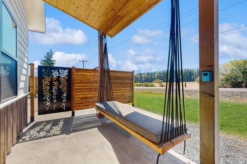 Charming new-build mountain retreat with panoramic views, gas fire table, trails