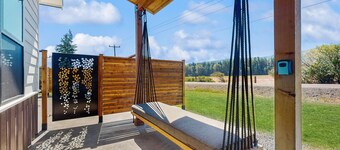 Charming new-build mountain retreat with panoramic views, gas fire table, trails