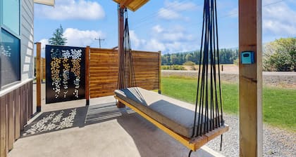 Charming new-build mountain retreat with panoramic views, gas fire table, trails