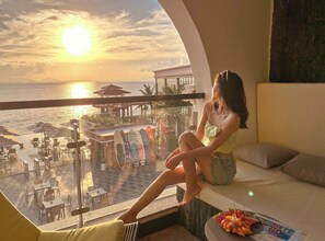 ห้องลักซ์ชัวรี่สวีท, 1 ห้องนอน, ไม่อนุญาตสัตว์เลี้ยง, วิวชายหาด | ลานระเบียง/นอกชาน
