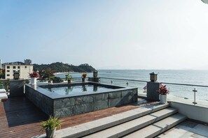 Suite panorámica, vista a la playa | Terraza o patio