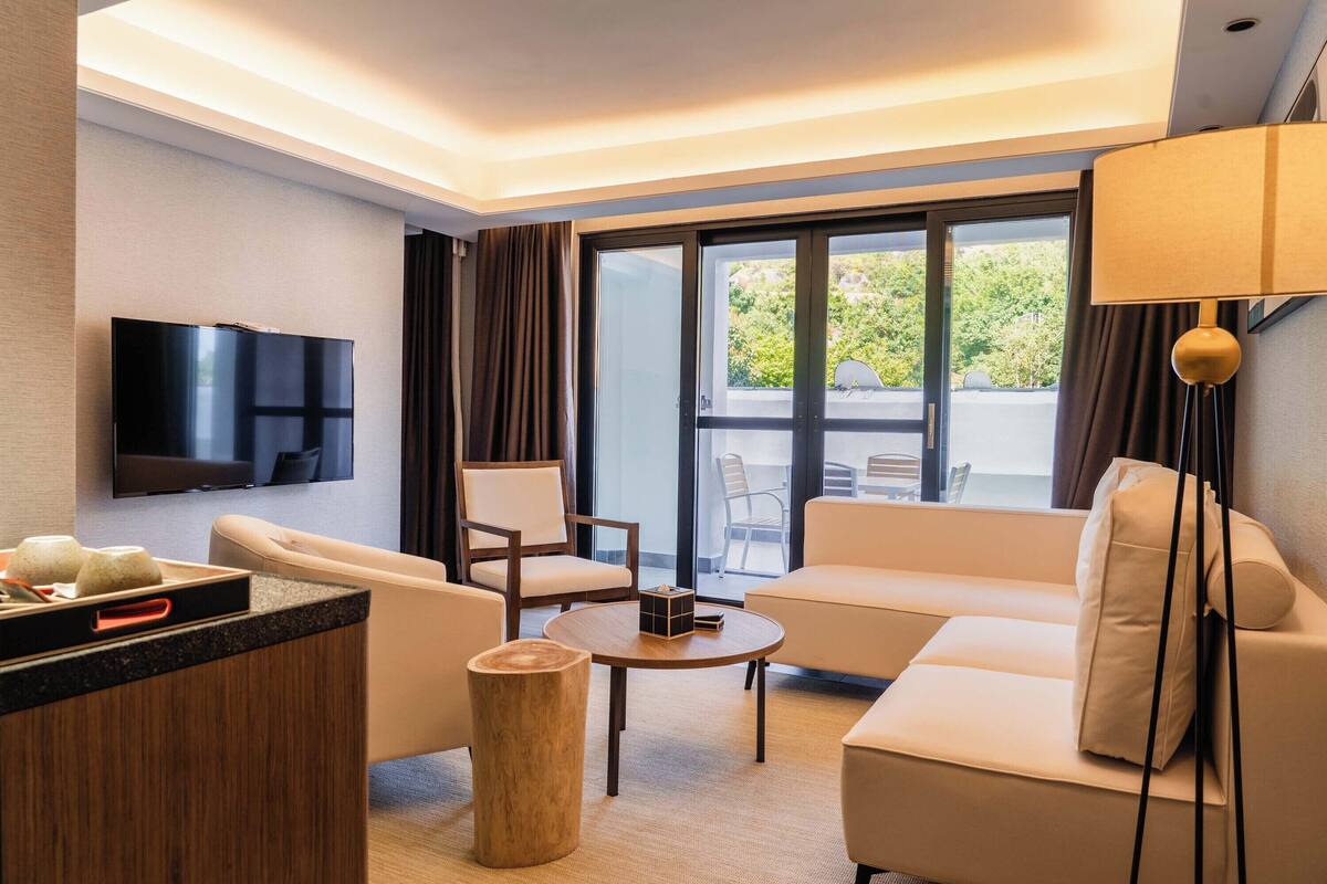 Standard Suite, 1 Bedroom, Pets not allowed, Mountain View | Blackout curtains, free WiFi, bed sheets