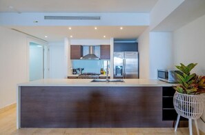 Micro-ondes, four, plaque de cuisson, lave-vaisselle
