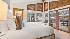 4 室のベッドルーム、デスク、旅行用ベビーベッド、WiFi