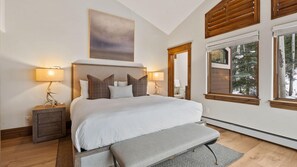 4 室のベッドルーム、デスク、旅行用ベビーベッド、WiFi