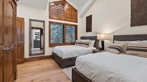 4 Schlafzimmer, Schreibtisch, Reisekinderbett, WLAN