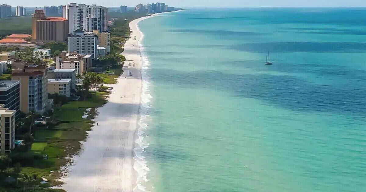 Aurinkotuoleja, rantapyyhkeitä