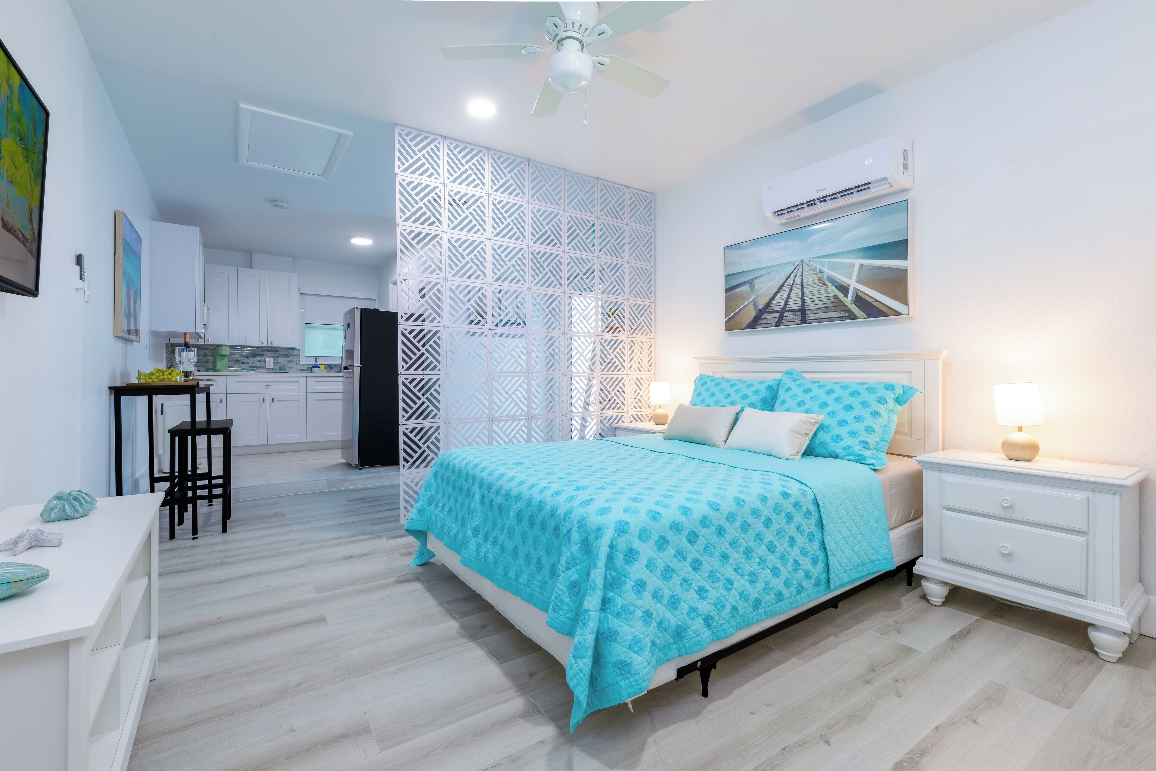 1 間睡房、書桌、熨斗/熨衫板、可攜式嬰兒床