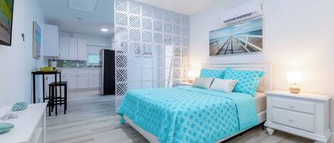 1 間睡房、書桌、熨斗/熨衫板、可攜式嬰兒床