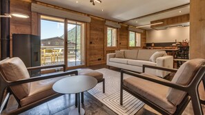 Smart TV, fireplace - Chalet Follette, cosy newly renovated two bedroom chalet close to Grands Montets (Chamonix Mont-Blanc)