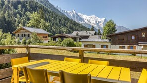 Outdoor dining - Chalet Follette, cosy newly renovated two bedroom chalet close to Grands Montets (Chamonix Mont-Blanc)