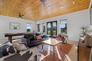 Living area - Ranch & Relax - Sauna, Hot Tub + Stargazing Escape (Broken Bow)