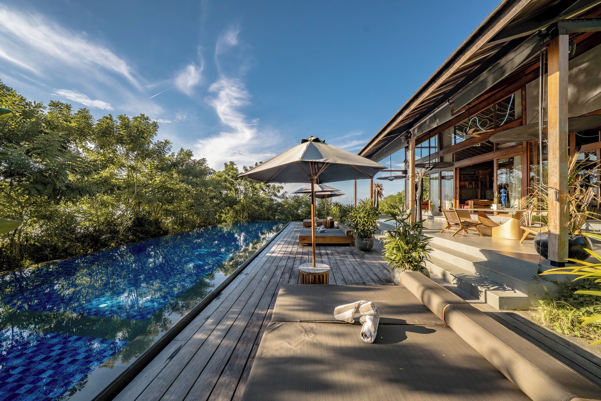 Una piscina al aire libre