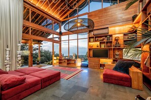 Villa de lujo, 3 habitaciones, patio, vistas al mar | Zona de estar | Televisión de 80 pulgadas con canales por cable