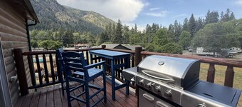 Cozy condo with mountain views, gas grill, fireplace, balcony, washer & dryer