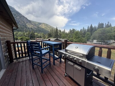 Cozy condo with mountain views, gas grill, fireplace, balcony, washer & dryer