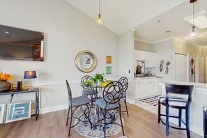 Dining - Charming condo with balcony, W/D, pool, close to beach & golf (Myrtle Beach)