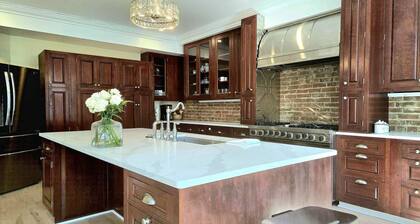 Lizzie's Lofts: Downtown, Spacious Mansion in Vibrant Decorah