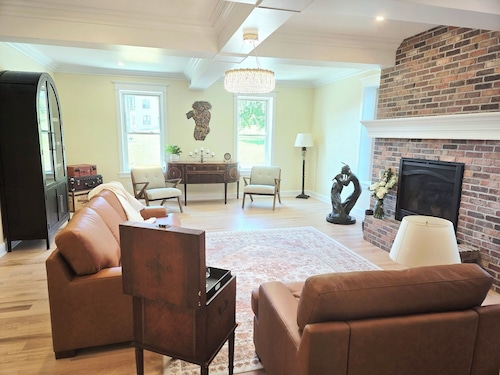 Lizzie's Lofts: Downtown, Spacious Mansion in Vibrant Decorah