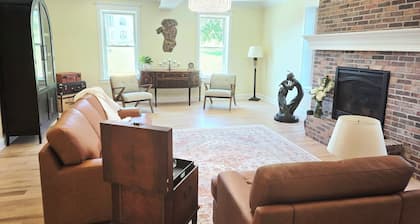 Lizzie's Lofts: Downtown, Spacious Mansion in Vibrant Decorah
