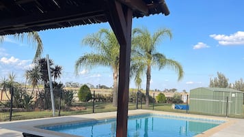 Alberca al aire libre por temporada y camastros
