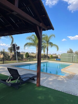 Alberca al aire libre por temporada y camastros 