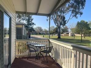 Executive Cabin | Terrace/patio - Kerang Holiday Park (Kerang)