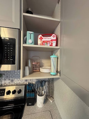 Geladeira, micro-ondas, fogão, cooktop