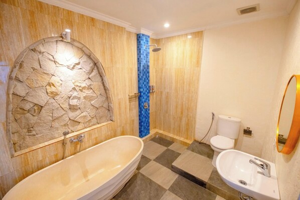 Habitación Deluxe | Baño | Toallas, jabón, shampoo, papel de baño 