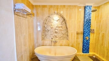 Rom – deluxe | Bad | Håndklær, såpe, sjampo og toalettpapir