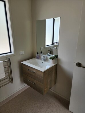 Regadera, toallas, jabón, papel de baño 