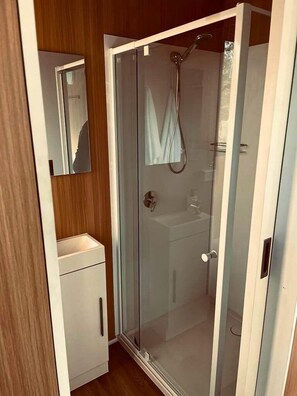 Dusche, Haartrockner, Handtücher
