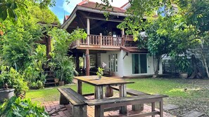 Standard-Dreibettzimmer | Wohnbereich | 42-Zoll-Fernseher mit Kabelempfang