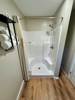 Classic Room | Bathroom | Shower, towels, soap, shampoo - Cascade Inn (Lake Placid)