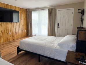 Classic Room | Hypo-allergenic bedding, free WiFi, bed sheets - Cascade Inn (Lake Placid)