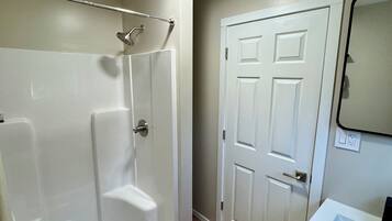 Habitación clásica | Baño | Regadera, toallas, jabón, shampoo